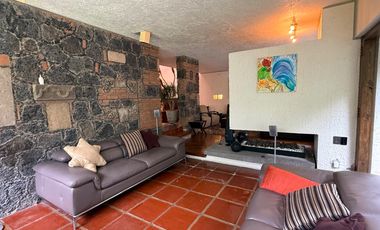 Casa con departamento rodeados de jardín