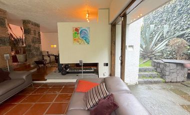 Casa con departamento rodeados de jardín