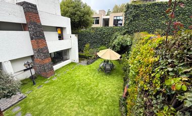 Casa con departamento rodeados de jardín