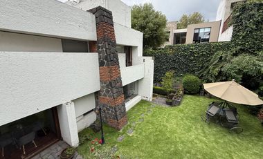 Casa con departamento rodeados de jardín