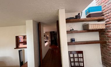 Casa con departamento rodeados de jardín