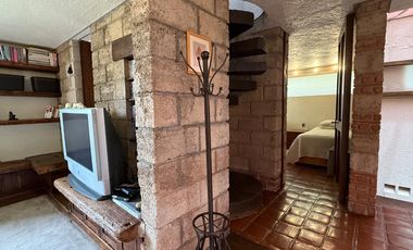 Casa con departamento rodeados de jardín