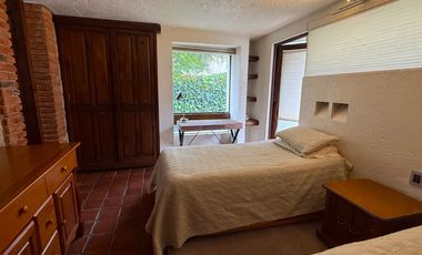 Casa con departamento rodeados de jardín