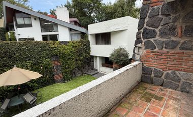 Casa con departamento rodeados de jardín