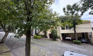 Casa con departamento rodeados de jardín