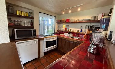 Casa con departamento rodeados de jardín