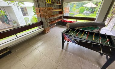 Casa con departamento rodeados de jardín