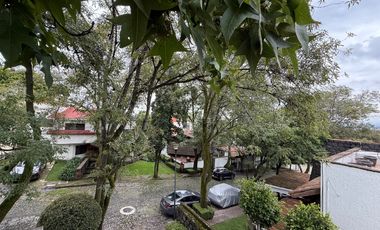 Casa con departamento rodeados de jardín