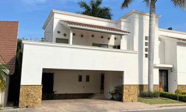 HERMOSA CASA EN RENTA CON AMENIDADES PREMIUM