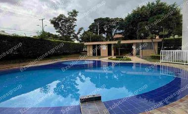 Apartamento tipo Penthouse en Venta – Barrio La Hacienda a puerta cerrada.