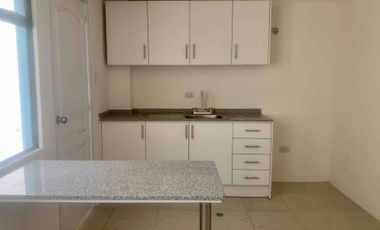 Amplia casa de 104 m2, Sector Mitad del Mundo, Dentro de Urbanización Privada