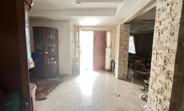 Rumah di padang barat (belakang hotel mercury)