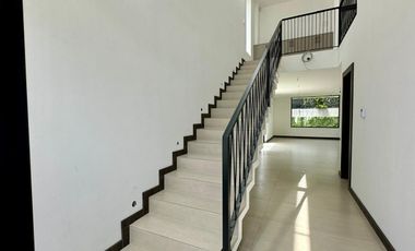 HERMOSA CASA DE VENTA EN RUTA VIVA TUMBACO!!  A ESTRENAR!!