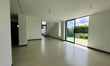 HERMOSA CASA DE VENTA EN RUTA VIVA TUMBACO!!  A ESTRENAR!!