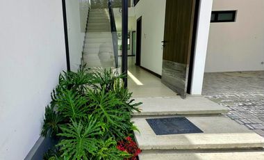 HERMOSA CASA DE VENTA EN RUTA VIVA TUMBACO!!  A ESTRENAR!!