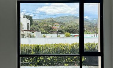 HERMOSA CASA DE VENTA EN RUTA VIVA TUMBACO!!  A ESTRENAR!!