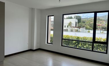 HERMOSA CASA DE VENTA EN RUTA VIVA TUMBACO!!  A ESTRENAR!!
