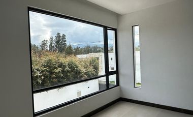 HERMOSA CASA DE VENTA EN RUTA VIVA TUMBACO!!  A ESTRENAR!!