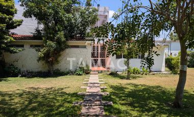 Casa en venta en Oaxtepec con alberca y uso comercial 2,060 m² de terreno
