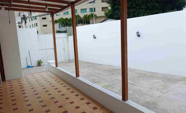 Alquilo casa amoblada 3 habitaciones en Salinas diagonal al hotel Barceló Colón