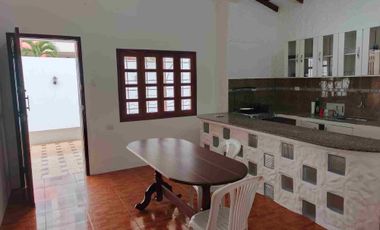 Alquilo casa amoblada 3 habitaciones en Salinas diagonal al hotel Barceló Colón