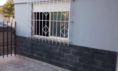 CASA AMPLIA CON PISCINA Y BIEN UBICADA