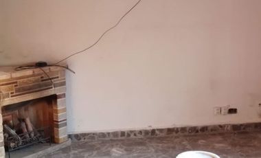 CASA AMPLIA CON PISCINA Y BIEN UBICADA