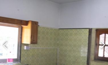 CASA AMPLIA CON PISCINA Y BIEN UBICADA