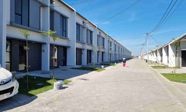 sewa rmh 2Lt baru gress,ada1 ac di park sunrise dekat ITS,stikom,superindo merr dll