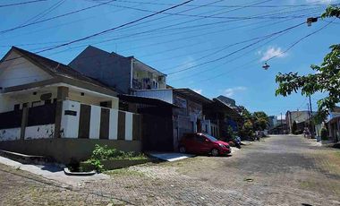 Rumah Pojok dan Luas Di Pusat Kota Jember
