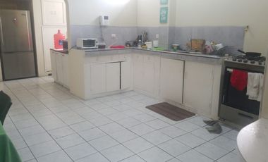 VENDO CASA EN BARRIO CENTENARIO .