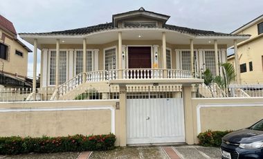 VENDO CASA EN BARRIO CENTENARIO .