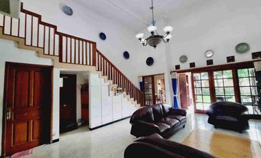 rumah 2 lantai luas jalan lebar Kerten Laweyan solo harga miring