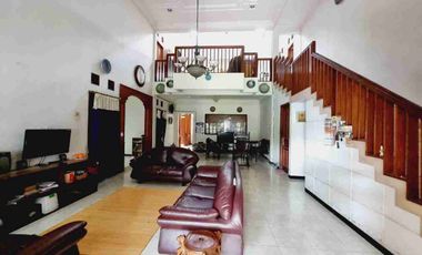 rumah 2 lantai luas jalan lebar Kerten Laweyan solo harga miring