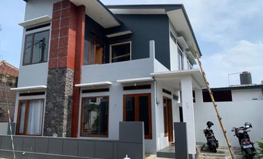 RUMAH MEWAH 2 LANTAI DI JANTUNG KANIGORO BLITAR – HUNIAN PRESTISIUS UNTUK ANDA YANG ISTIMEWA