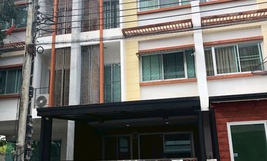 Hot Deal! Prime location near Suvarnabhumi Airport. 3-Storey Townhouse, Grandity Suvarnabhumi Village Land size: 18.7 sq. wah (74.8 sq.m.)
