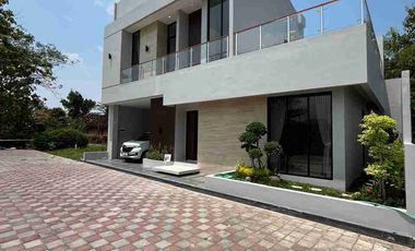 RUMAH BARU MEWAH 2 LANTAI MODERN DALAM CLUSTER EKLUSIF DI PUSAT KOTA WATES