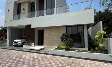 RUMAH BARU MEWAH 2 LANTAI MODERN DALAM CLUSTER EKLUSIF DI PUSAT KOTA WATES
