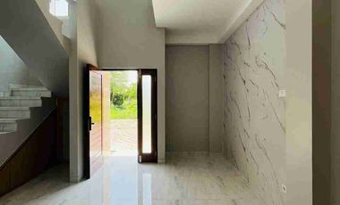 RUMAH BARU MEWAH 2 LANTAI MODERN DALAM CLUSTER EKLUSIF DI PUSAT KOTA WATES