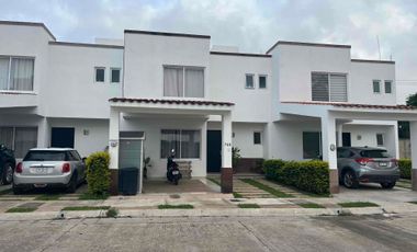 Casa en venta dentro de privada zona sur pte Frac San Agustín