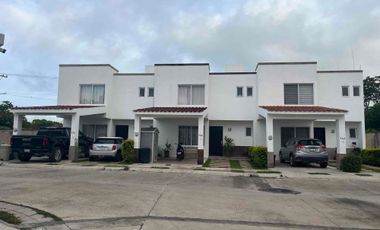 Casa en venta dentro de privada zona sur pte Frac San Agustín