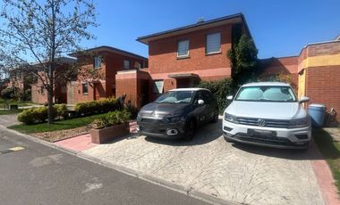 Casa dos pisos aislada  a la venta Condominio Valle Araucarias