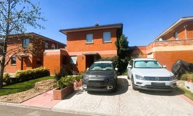 Casa dos pisos aislada  a la venta Condominio Valle Araucarias