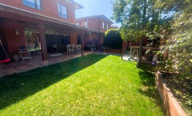 Casa dos pisos aislada  a la venta Condominio Valle Araucarias