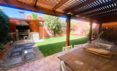 Casa dos pisos aislada  a la venta Condominio Valle Araucarias