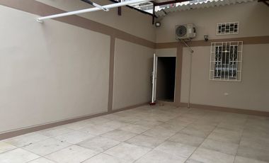 Venta de villa, una planta, 3 dormitorios en la Alborada XI, sector cerrado