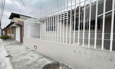 Venta de villa, una planta, 3 dormitorios en la Alborada XI, sector cerrado