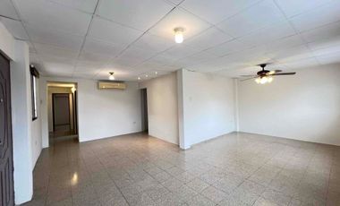 Venta de villa, una planta, 3 dormitorios en la Alborada XI, sector cerrado