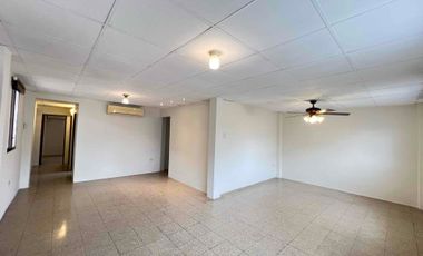 Venta de villa, una planta, 3 dormitorios en la Alborada XI, sector cerrado