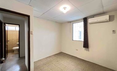 Venta de villa, una planta, 3 dormitorios en la Alborada XI, sector cerrado